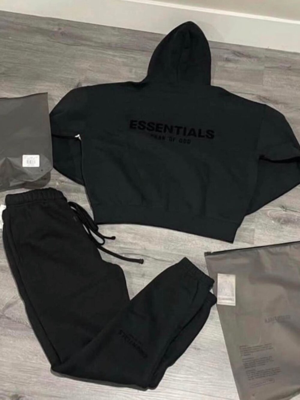 Essentials Medium new black Cuffed set